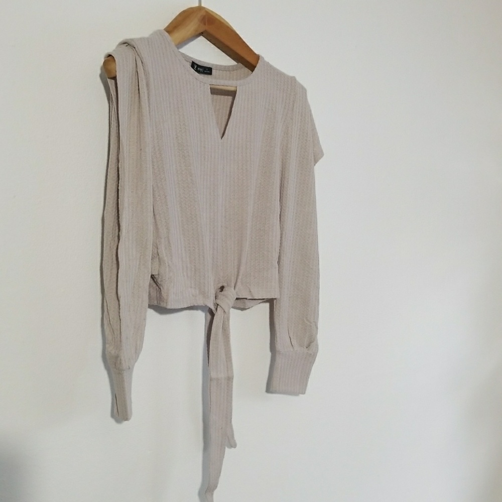 Cut Out Sleeve Crop Top - Picture 3 of 7